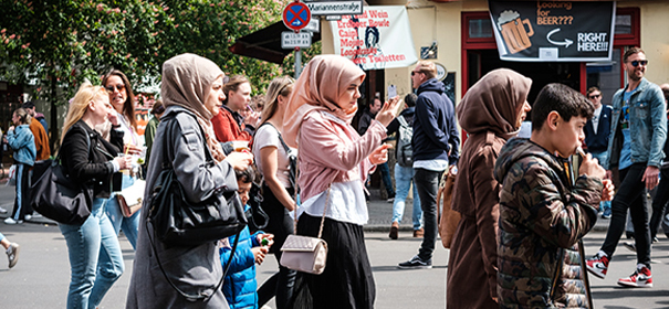 Muslime in Deutschland © shutterstock, bearbeitet by iQ.